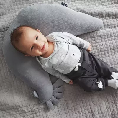 Kura Babci Dany Velvet DARK GREY – poduszka do karmienia i spania Kura Babci Dany Velvet DARK GREY – poduszka do karmienia i spania
