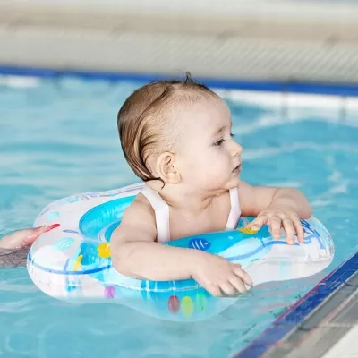 Fotelik niebieski kółko do pływania grzechotki 313N