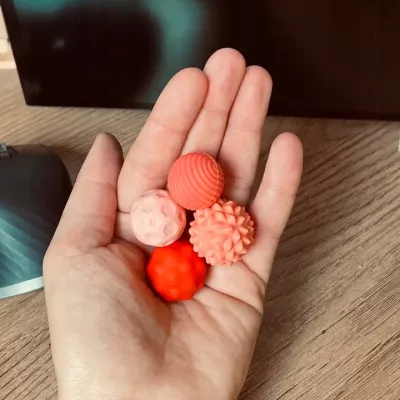 Magnetyczne kulki sensoryczne antystresowe z etui ADHD ASD SI 4 szt różowe