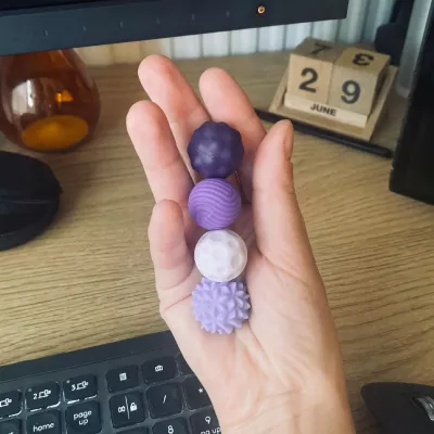 KULKI SENSORYCZNE Magnetyczne Antystresowe 4 sztuki Fioletowe z Etui